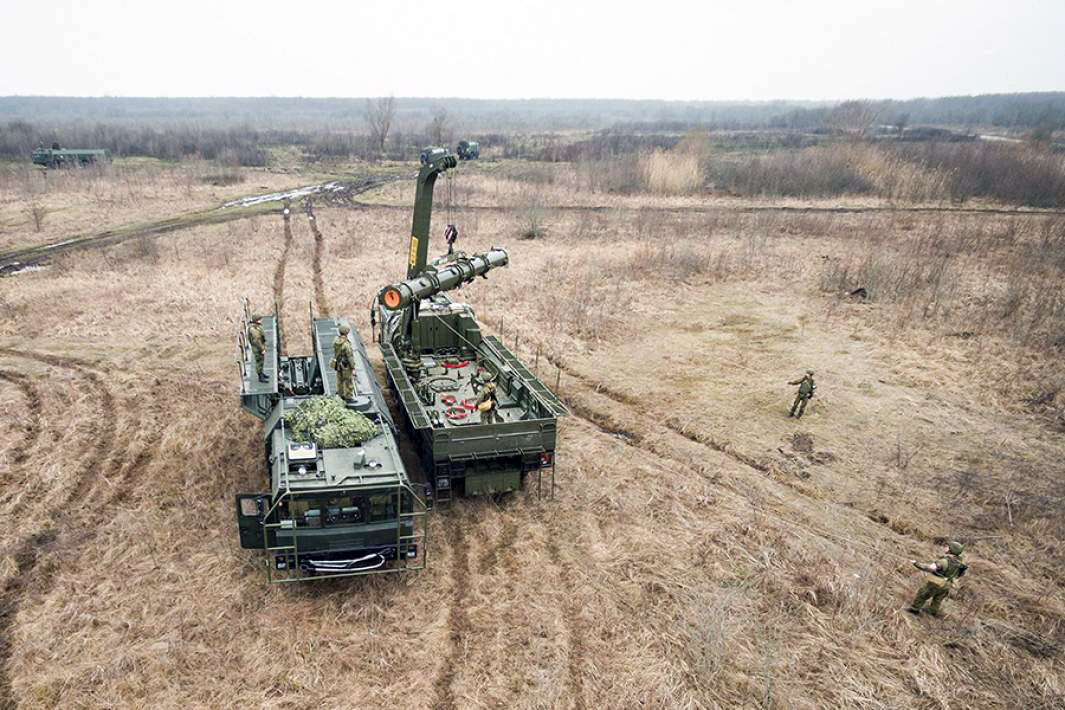 Погрузка контейнеров с ракетами на оперативно-тактический ракетный комплекс «Искандер-М» в ходе учений. © Global Look Press/MOD Russia