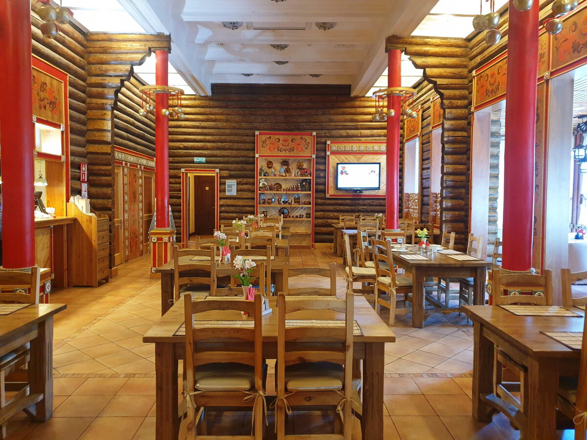 Общий вид зала ресторана "Клюква"