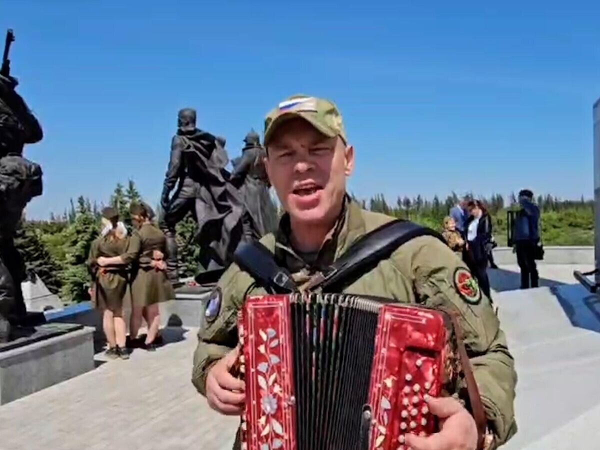    Александр Ванюшкин на мемориальном комплексе "Острая могила" в Луганске© РИА Новости