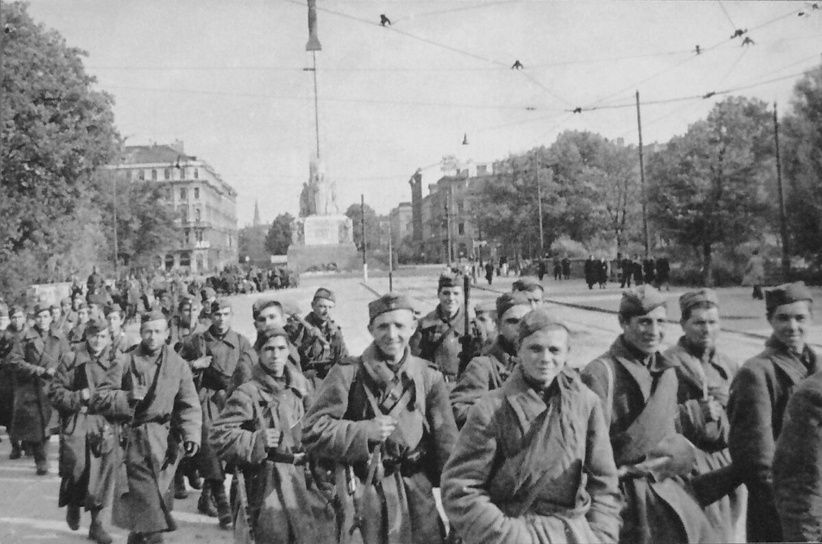 Бойцы 130-го Латышского стрелкового корпуса Красной Армии на бульваре Бривибас в освобожденной Риге, 15 октября 1944 / © Public domain