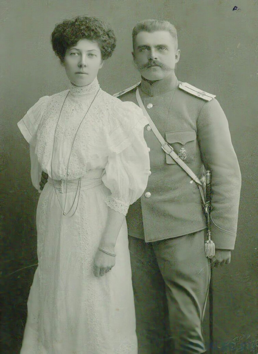 К сожалению, ни одного снимка А.Ф.Тюлева не сохранилась, поэтому я решила проиллюстрировать эту статью уцелевшими фотографиями его сослуживцев. Корнет 10-го драгунского Новотроицко-Екатеринославского полка. Весна-лето 1908 г. Фото с сайта Офицеры РИА https://ria1914