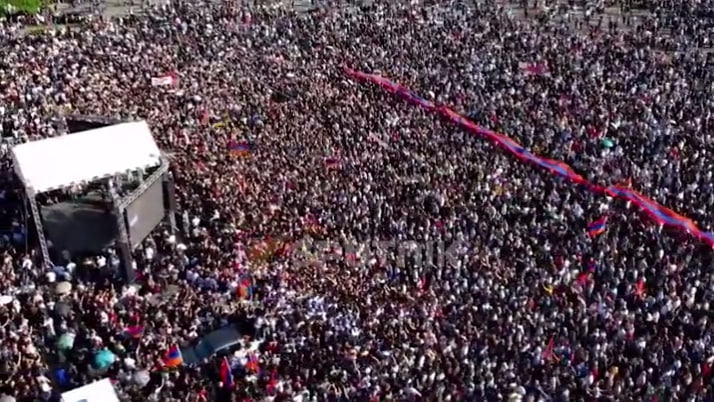 Площадь Республики в Ереване вечером 9 мая 