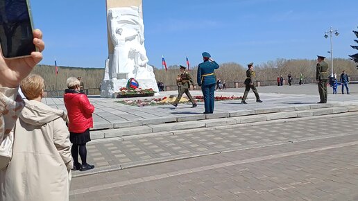 Смена почетного караула у Вечного огня.