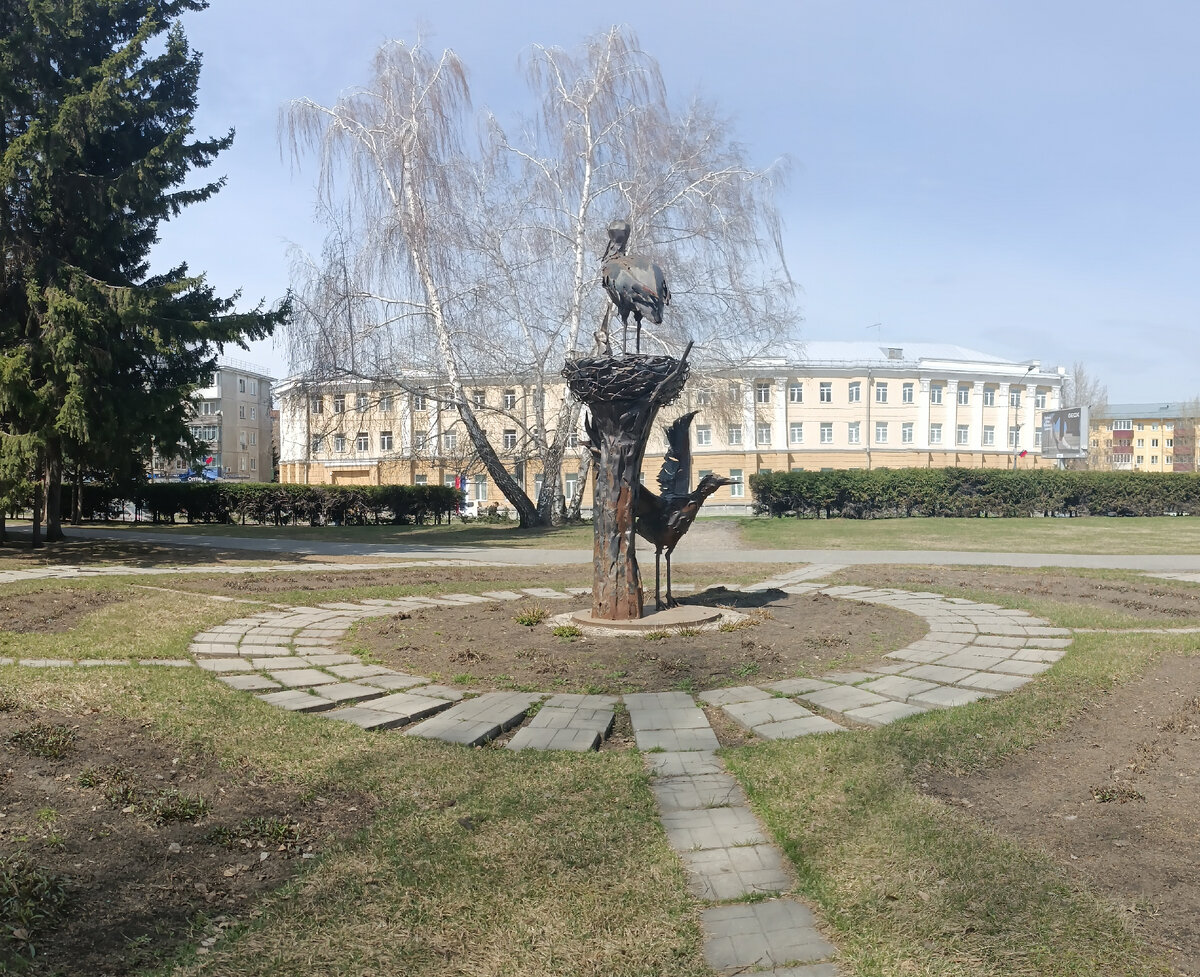 Сквер семьи. Фотография автора, апрель 2024 года. 