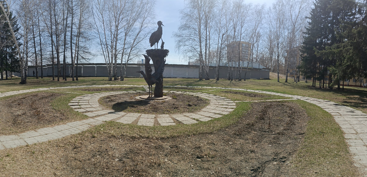 Сквер. Панорамное фото автора. Апрель 2024 года. 
