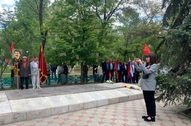    Ветеранов не было, а ребят из воинского братства поставили на отшибе, возмущаются дубовцы. Фото: Telegram-канал «Дубовский листокъ»