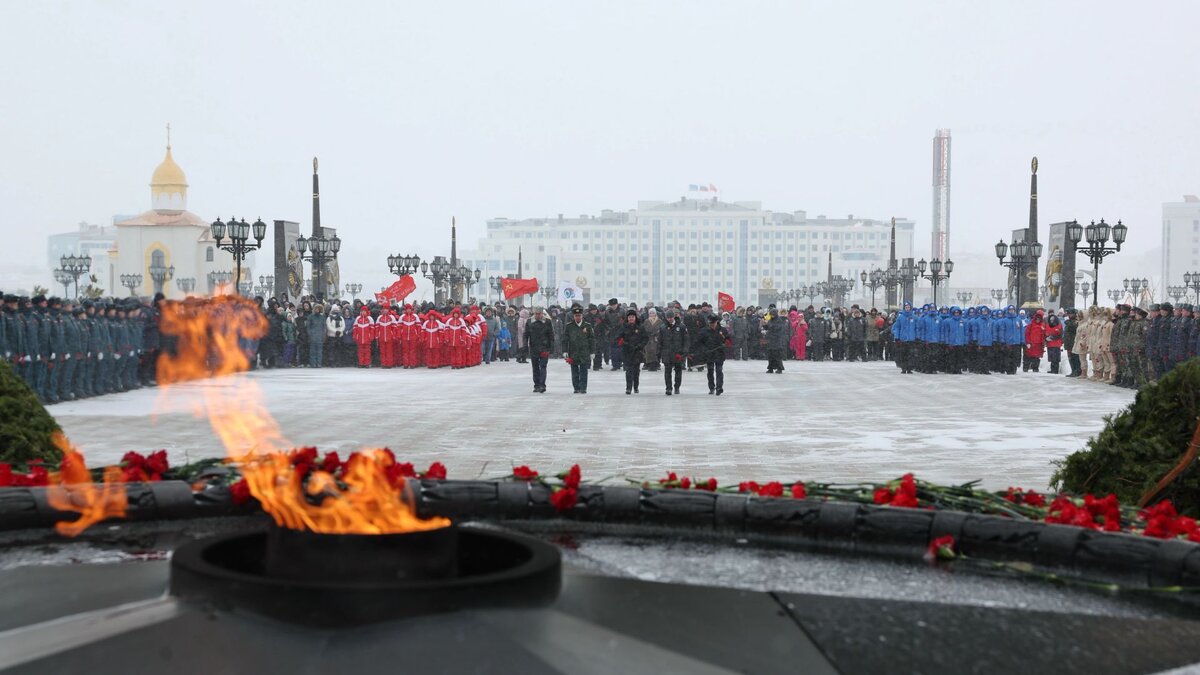 Возложение цветов, свечи памяти и военные песни: Ямал отметил День Победы |  Время Новостей | Дзен