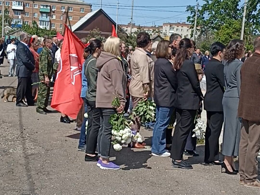Люди, пришедшие на возложение цветов в День Победы