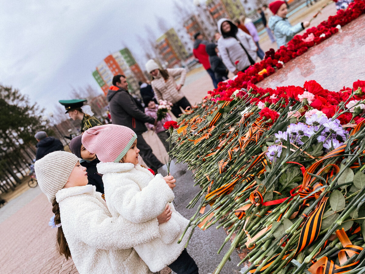 Возложили цветы !