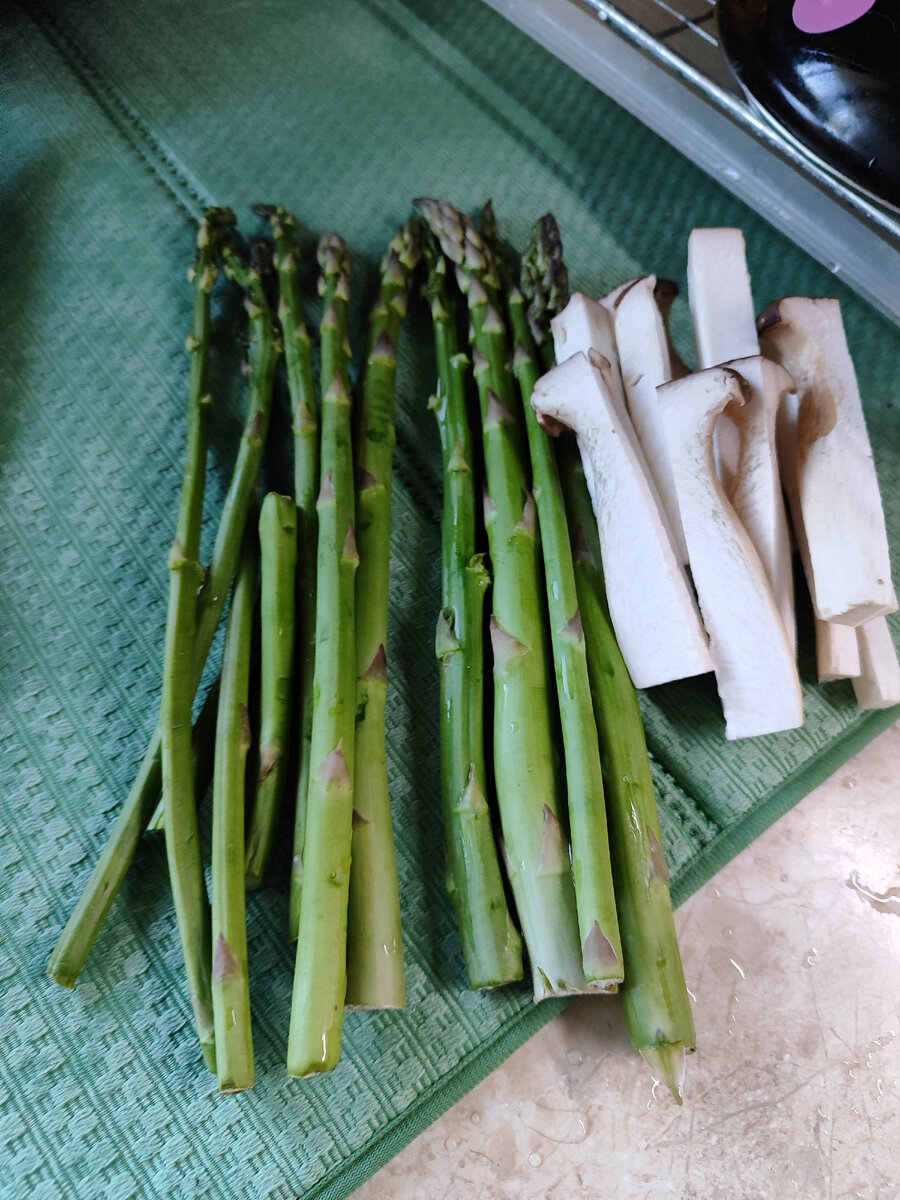 Мытая спаржа и грибы Еренги, точнее один гиб.