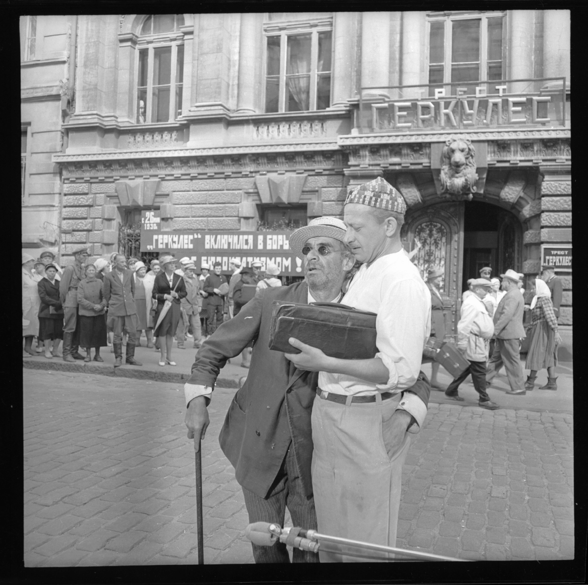Во время съёмок фильма «Золотой телёнок» (1968г.). Зиновий Гердт (слева) и Евгений Евстигнеев (справа). Кадр представлен Киноконцерном «Мосфильм».