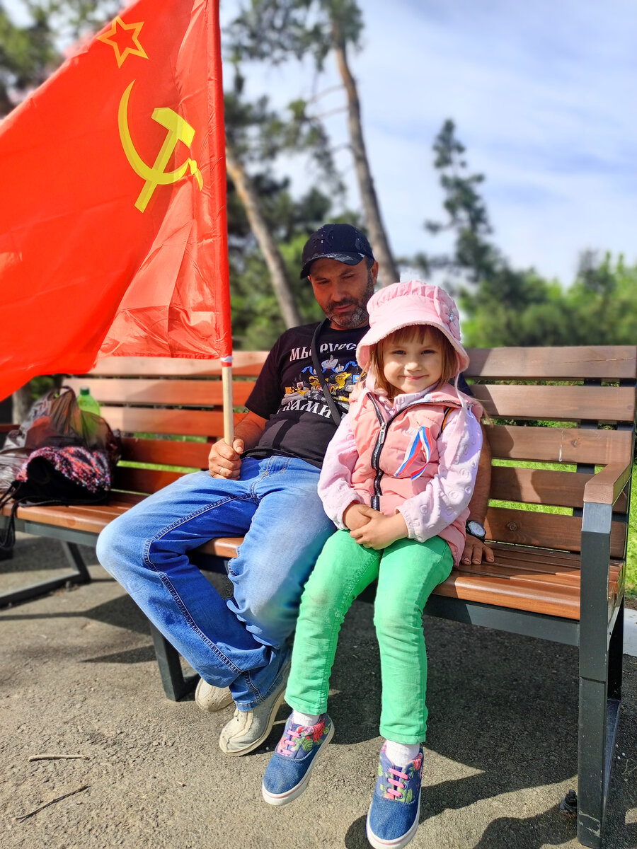 Такое выражение лица Дарина делает, когда я прошу ее улыбнуться на камеру. 