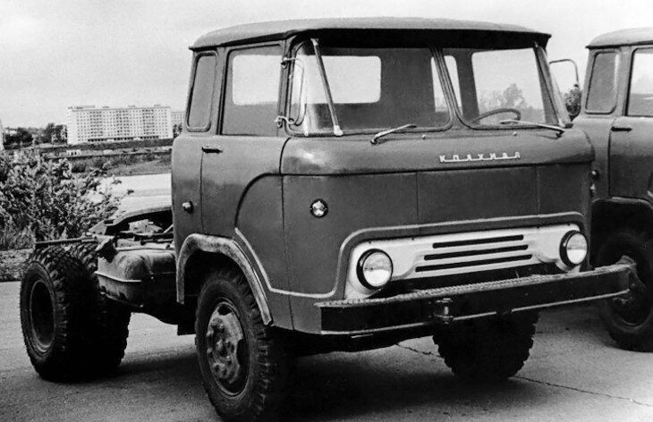 Машиностроительный сегмент советской промышленности включал в себя производство самых разных машин, включая различные компоновки грузовиков.