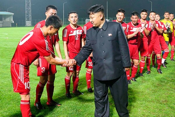 Ким Чен Ын и северокорейская сборная по футболу