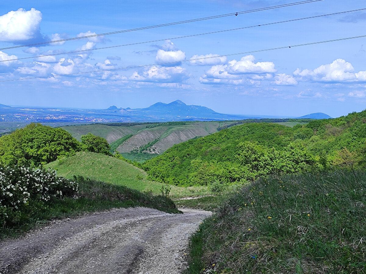 Горный пейзаж и зелёные долины (май 2024 года)