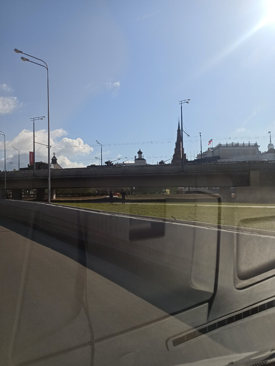 Виден храм на котором на 1000 купюре замазали кресты. А крестов то там и нету