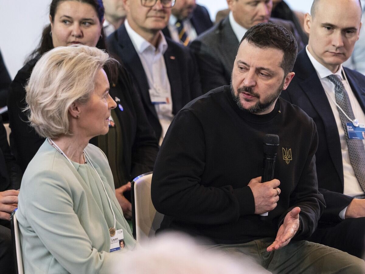   Глава Еврокомиссии Урсула фон дер Ляйен и президент Украины Владимир Зеленский во время встречи на полях Всемирного экономического форума в Давосе© AP Photo / Hannes P Albert