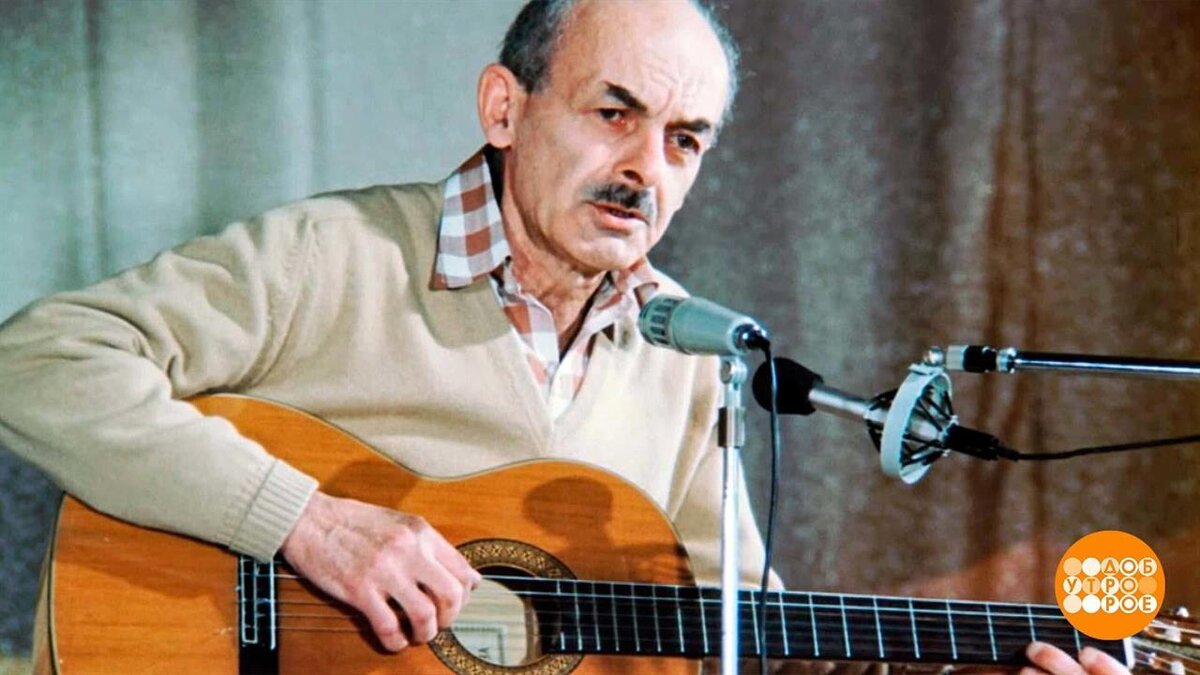 Булат Окуджава. Фото из открытых источников. 