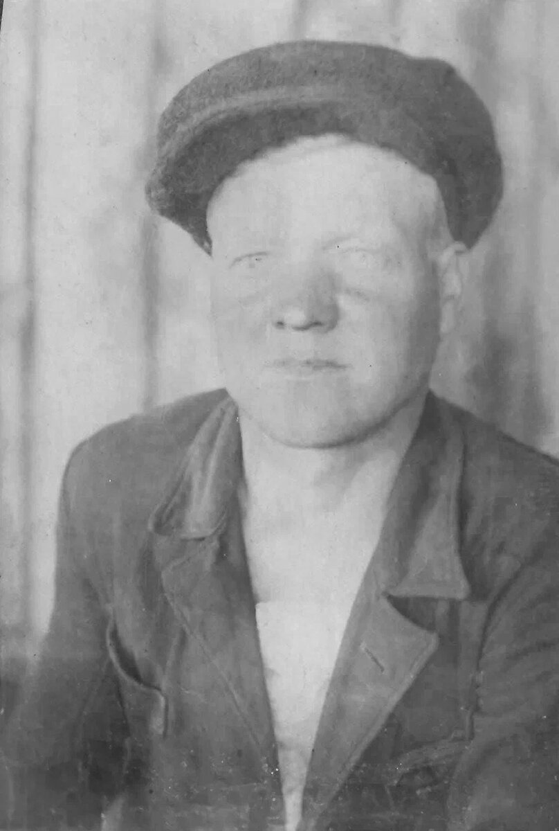 Мой дед Прилепин Семен Захарович перед войной, участник Отечественной, артиллерист.