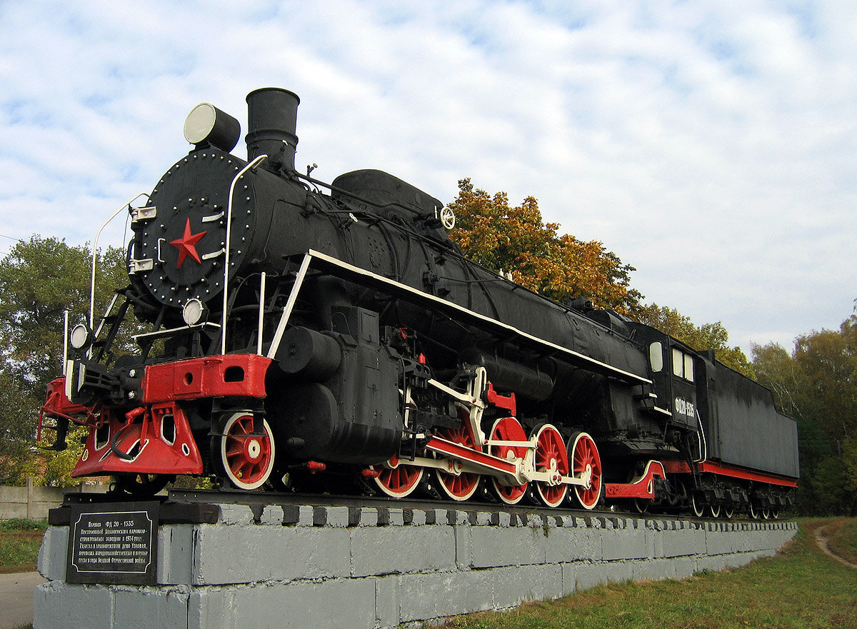 Изначально расположение было таким. Лестница в задней части смотрела в сторону парка - противоположно отделению тогда ещё милиции. 