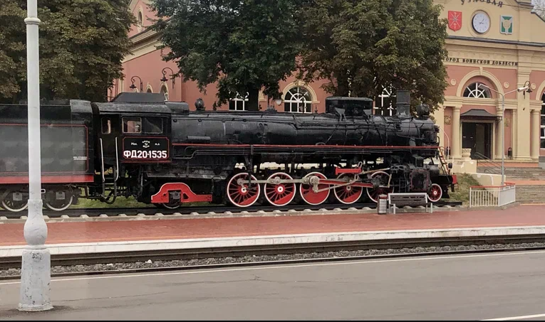 Сегодня приведён в параллель с функциональными путями городского узла. Словно готовый сорваться с постамента, и на последнем угольном дыхании помчать вдаль за горизонт - к коммунистам, которые когда-то ушли, не обещая вернуться.