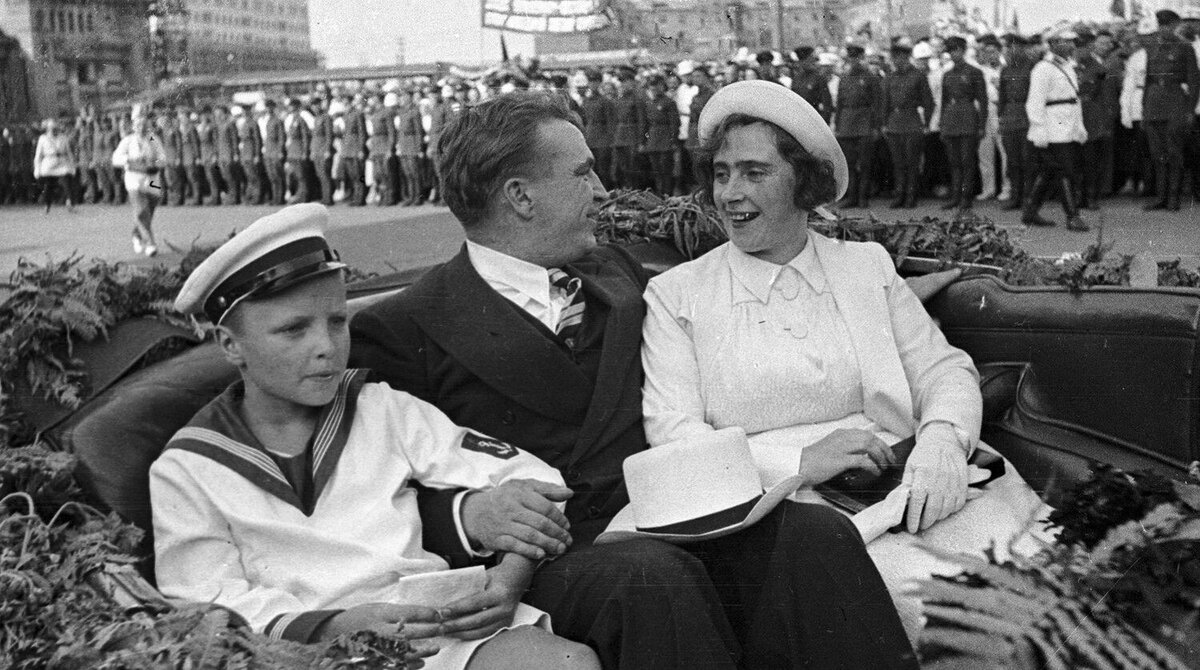 Валерий Чкалов с семьёй.