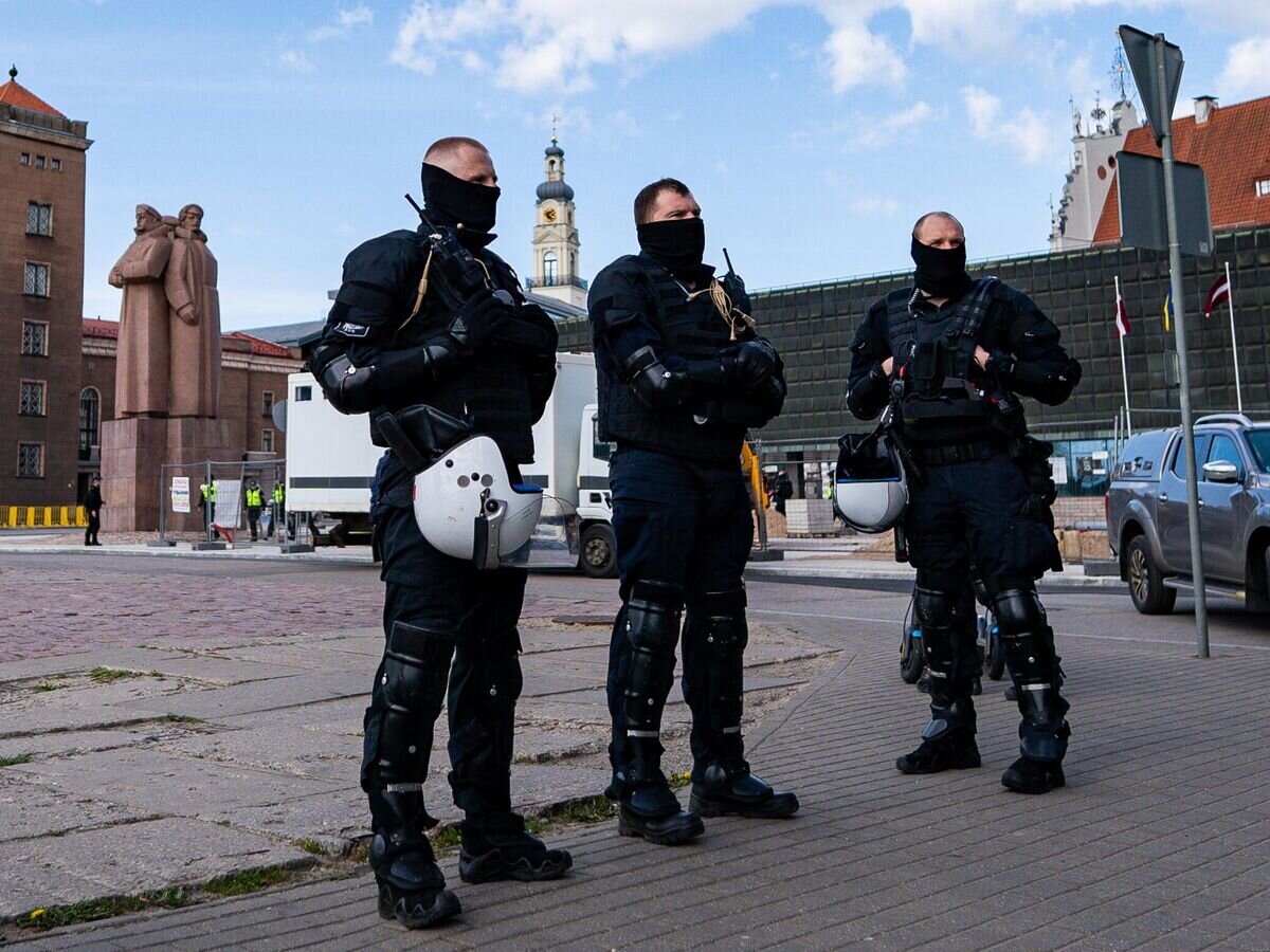    Сотрудники полиции стоят в оцеплении на несанкционированном митинге против сноса памятника советским воинам-освободителям Советской Латвии от немецко-фашистских захватчиков в Риге© РИА Новости / Стрингер