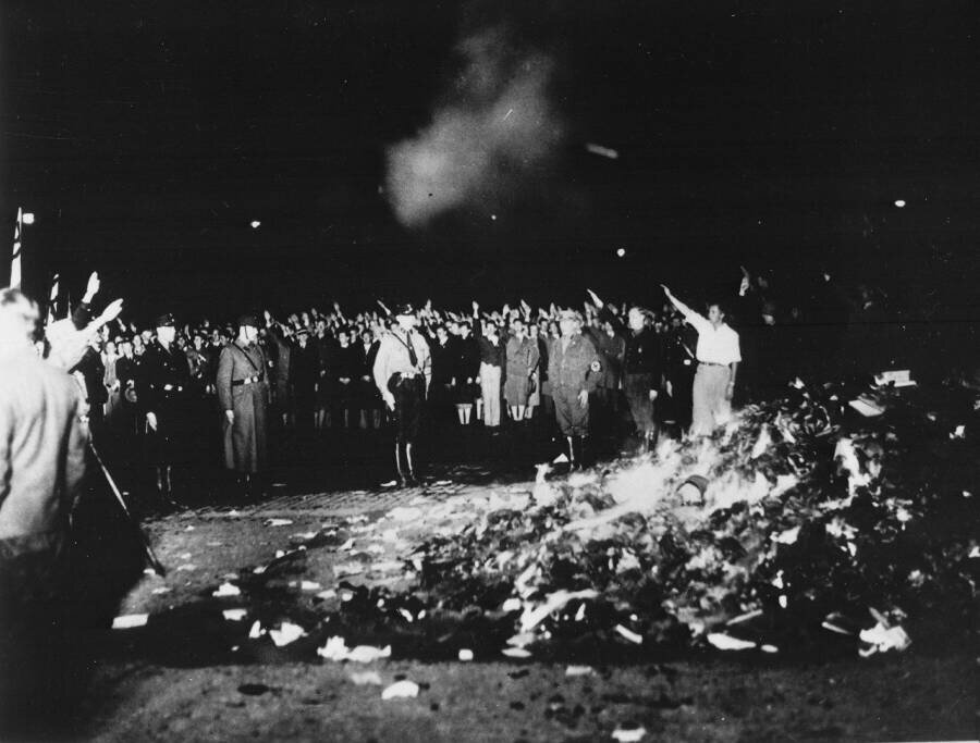 10 мая  1933 года в Берлине и других городах Германии студенты –  национал-социалисты провели масштабную показательную акцию сожжения книг  в рамках «Акции против негерманского духа».