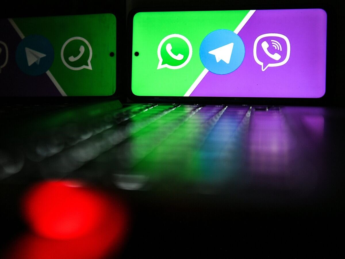    Иконки мессенджеров Viber, WhatsApp и Telegram на экране смартфона© РИА Новости . Рамиль Ситдиков