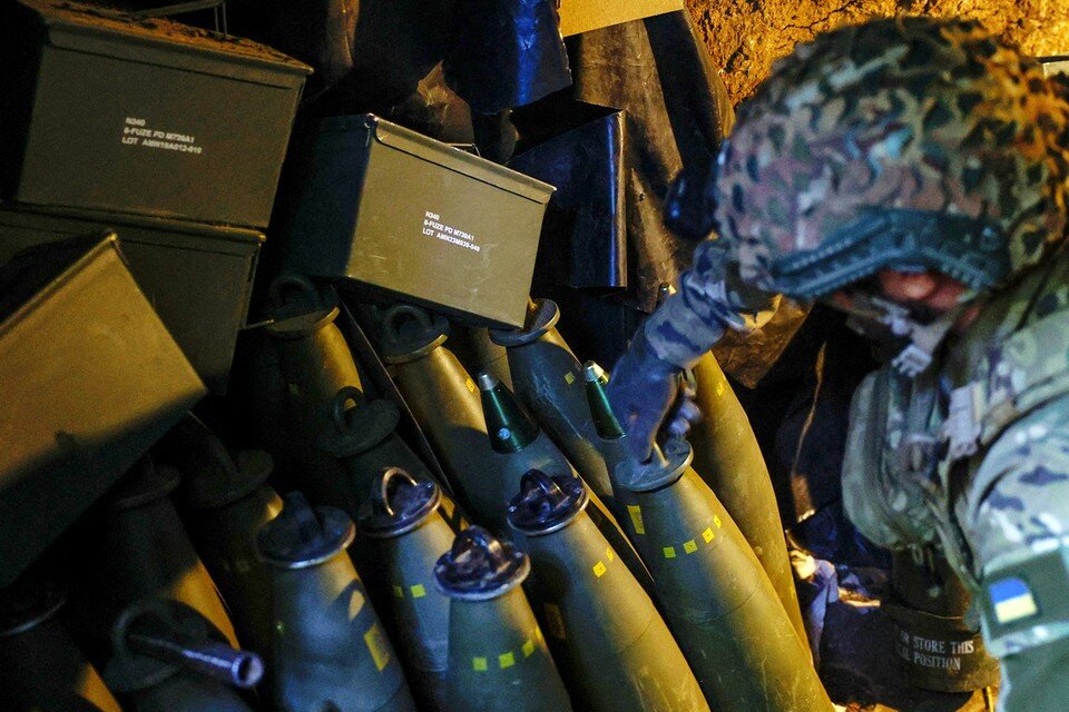    Президент Чехии Петр Павел пообещал, что первые 180 тысяч артиллерийских снарядов, закупленных в третьих странах для Украины, прибудут уже в июне REUTERS