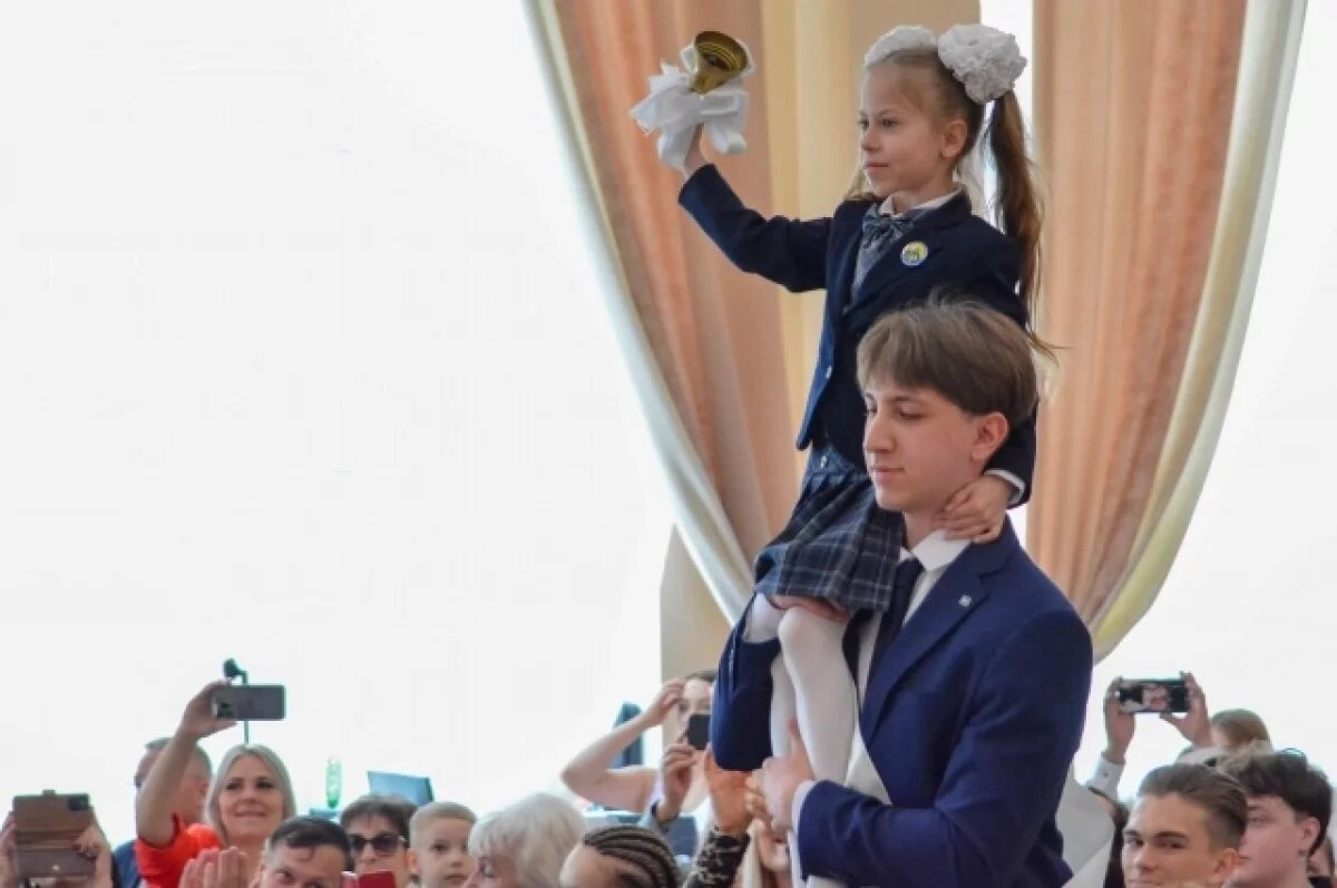    Спустя годы эти мелодии будут напоминать о школьной любви, родных классах.