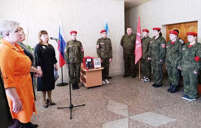 На торжественной церемонии по передаче останков бойца Дмитрия Фёдоровича Чечулина сводному поисковому отряду Пермского края. 
Фото: газета Великолукского района «Наш путь», страница Сергея Колендо в сети ВК