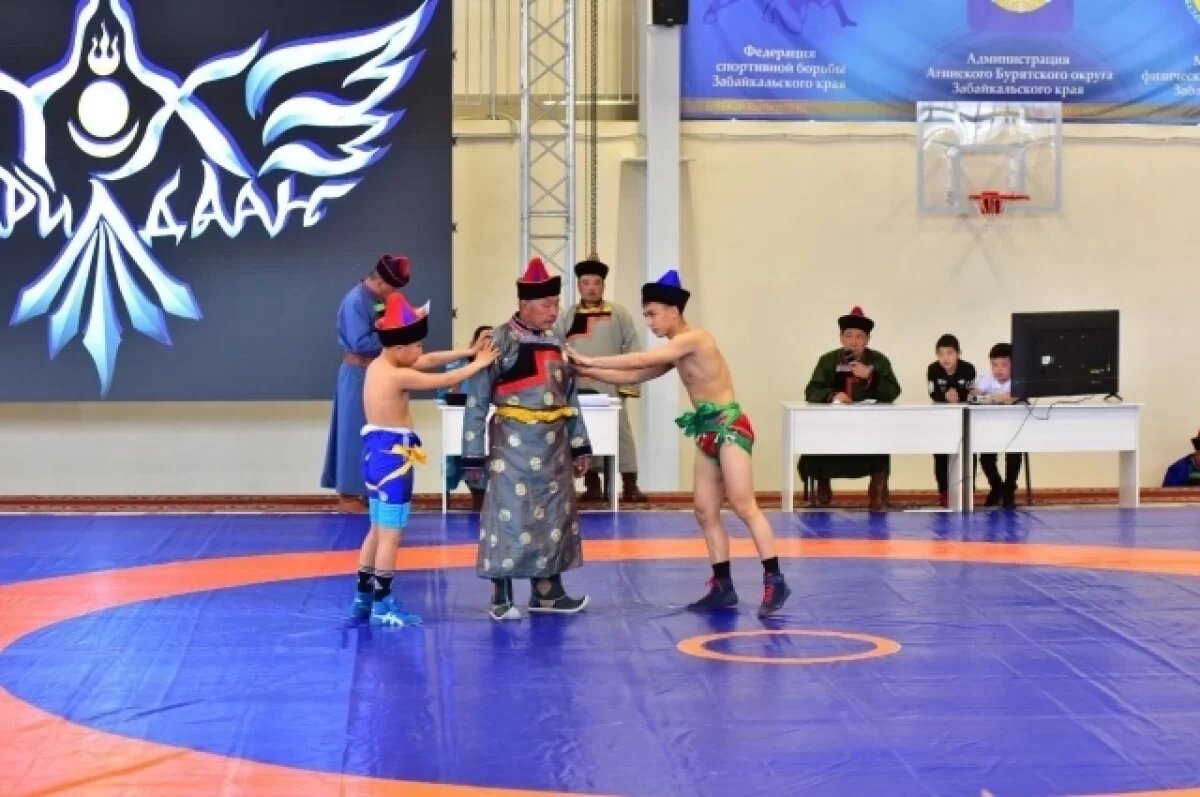    Участники чемпионата по борьбе в Забайкалье сначала исполняют танец орла