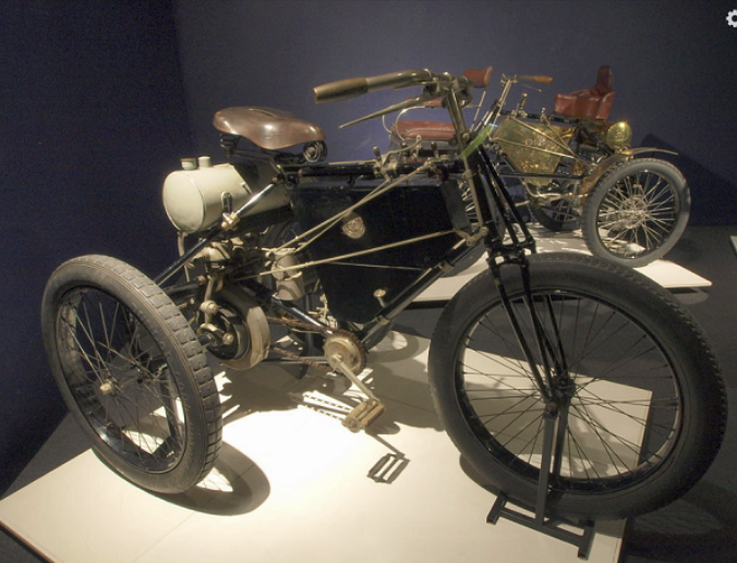 Трицикл De Dion Bouton. Годы выпуска 1897-1905, вес 80 килограмм. Система зажигания — электрическая. 