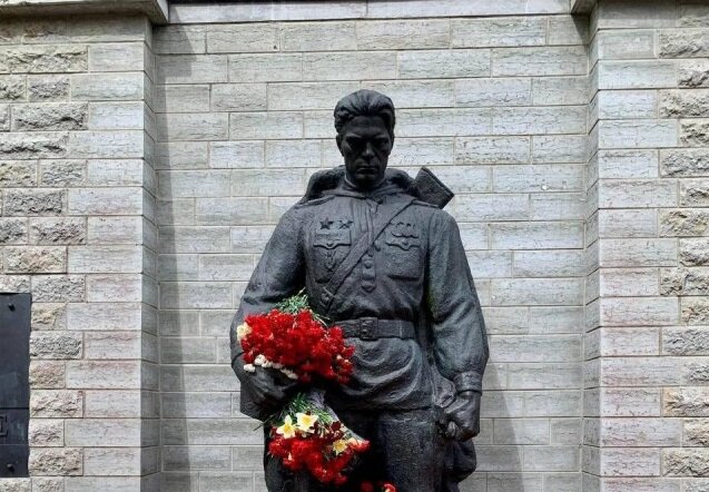 Бронзовый солдат в Таллине. 8 мая 2024 года (фото из соцсетей)