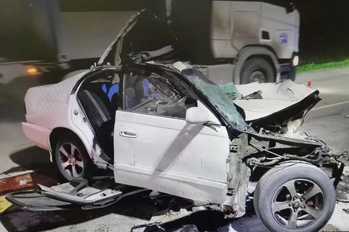    Водителя легковушки госпитализировали на Алтае после столкновения с КамАЗом