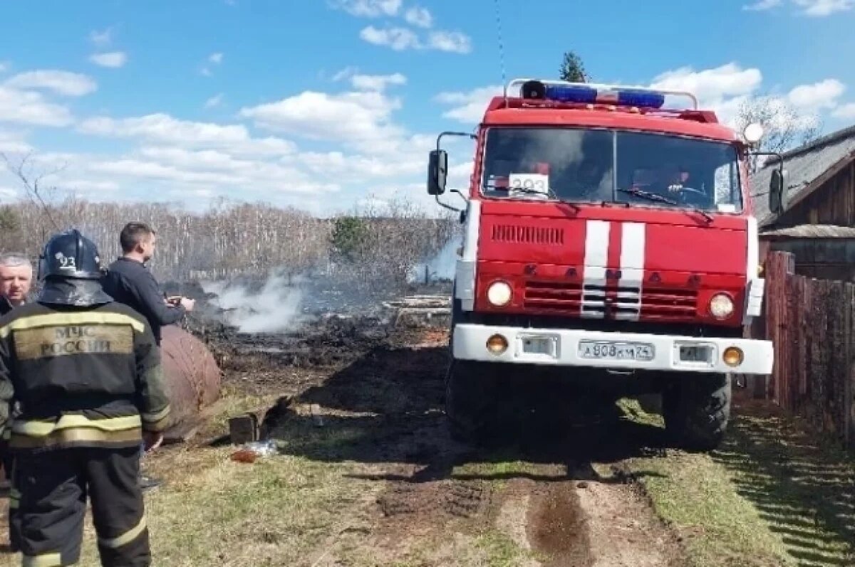    В Уяре Красноярского края из-за пала травы сгорели 10 построек