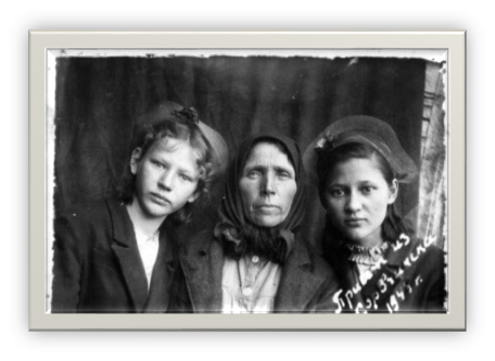 (фото из личного архива слева направо Валентинка, бабушка Мария Васильевна Фёдорова-Иванникова,моя мама Александра)