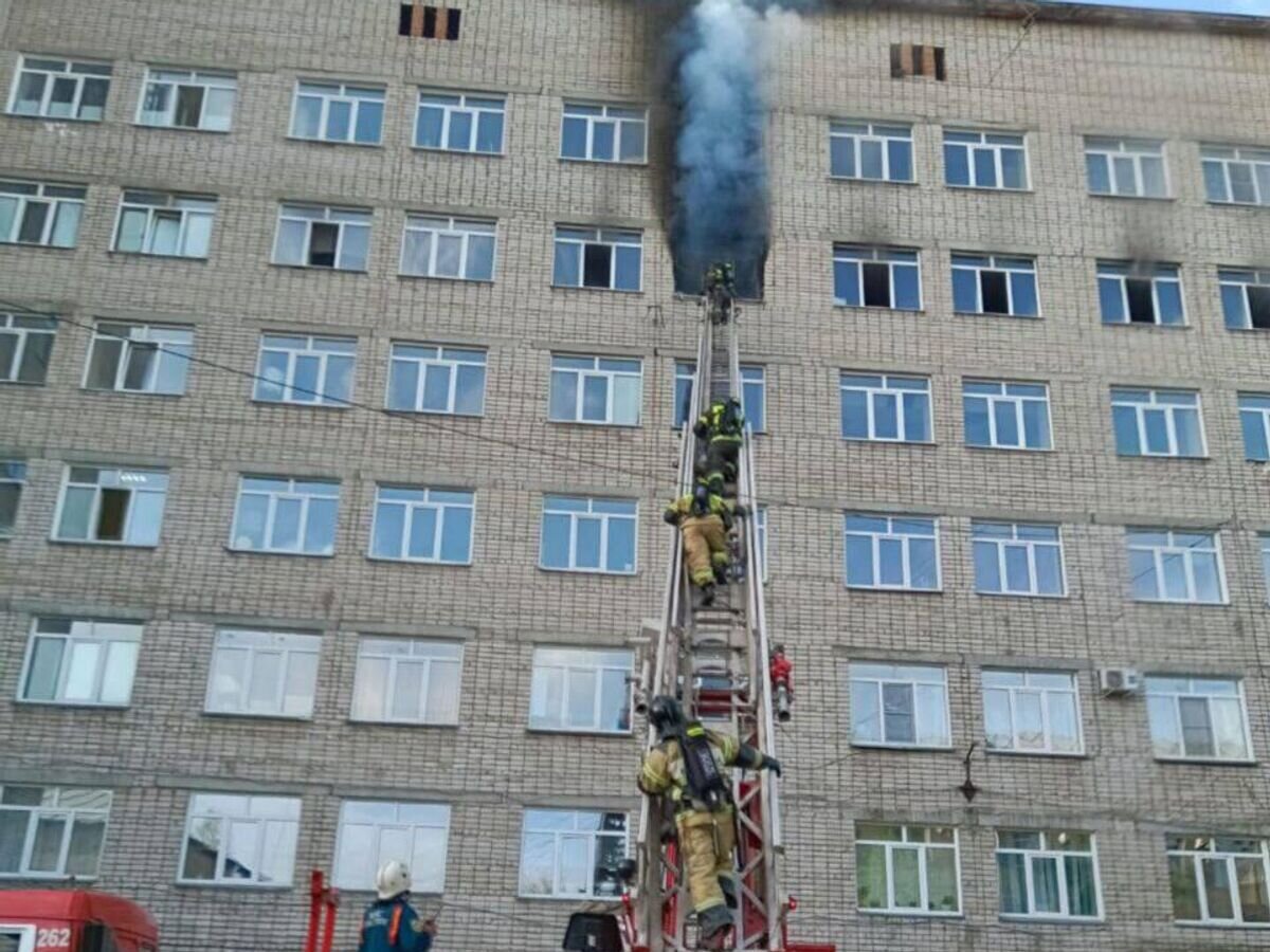    Тушение пожара в Центральной городской больнице города Бийска© Фото : МЧС России/Telegram