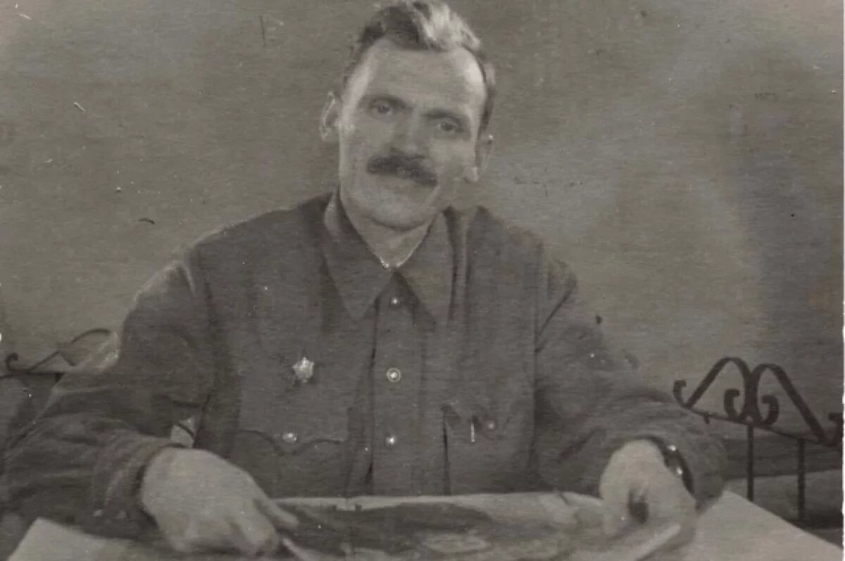    Директор школы Георгий Величко.