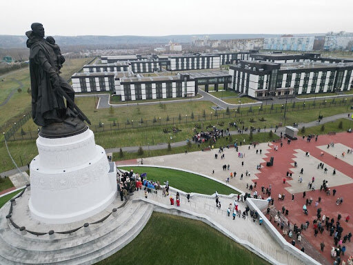 памятник солдату, спасшему девочку.