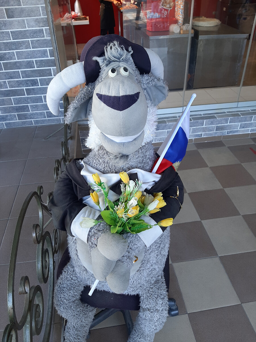 Мой любимый Лосяш (?) сидящий в кафешке на Театральной площади - он всегда поддерживает повестку дня