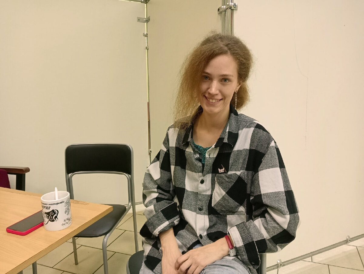 Хоть и вымотанная на арт-эксперименте "Театр-24", но никаких "фонарей" не видно!