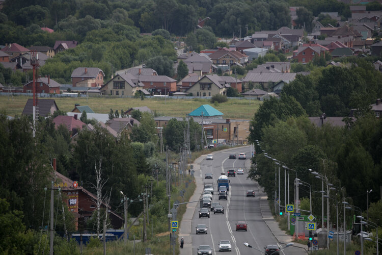    «При покупке дачи важно проверять не только документы на нее, но и непосредственно продавца и даже его супруга или супругу».   
Фото: Алексей Белкин