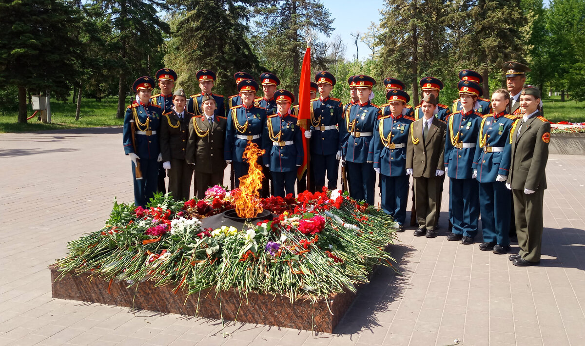 Эти ребята со своим учителем несли почётную вахту 