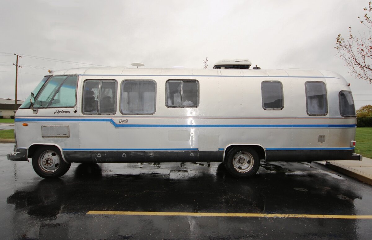 На таком и путешествовать безопасно.. кому нужен старый потрепаный автодом.. внутри тебя ждут лишь проблемы. 