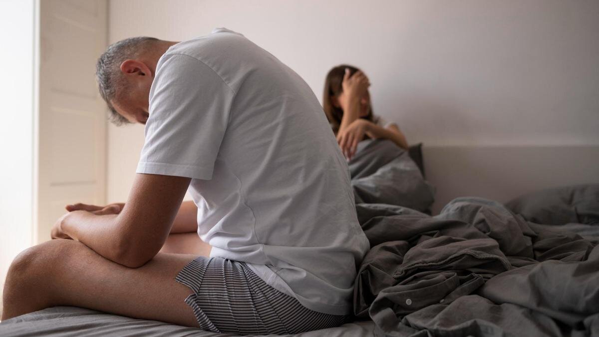    Расстроенная пара в постели:Freepik