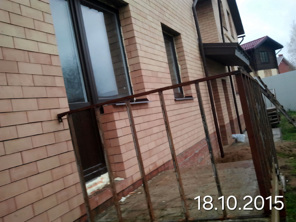 Это "заднее" крыльцо. Оно послужило основой для будущего сооружения.