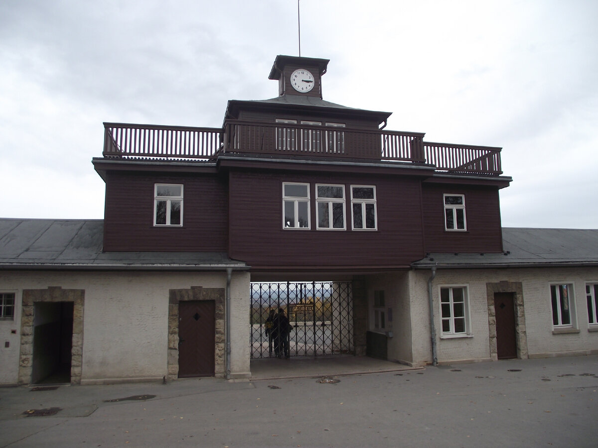 Главные ворота концлагеря с надписью (фото автора)