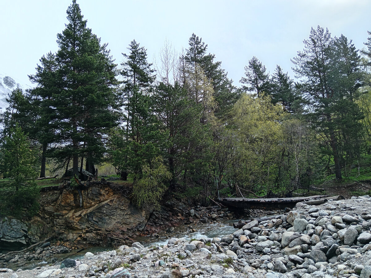 Мостик через реку Донгузорун, по которому нужно пройти. Фото автора. 